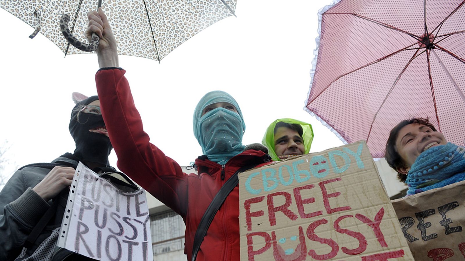 Pussy Riot -yhtyeen tukijat osoittivat mieltä Venäjän suurlähetystön edessä Prahassa 15. huhtikuuta 2012. Yhtyeen jäsenet pidätettiin helmikuussa, kun yhtye esitti protestilaulun Vladimir Putinia vastaan moskovalaisessa kirkossa.