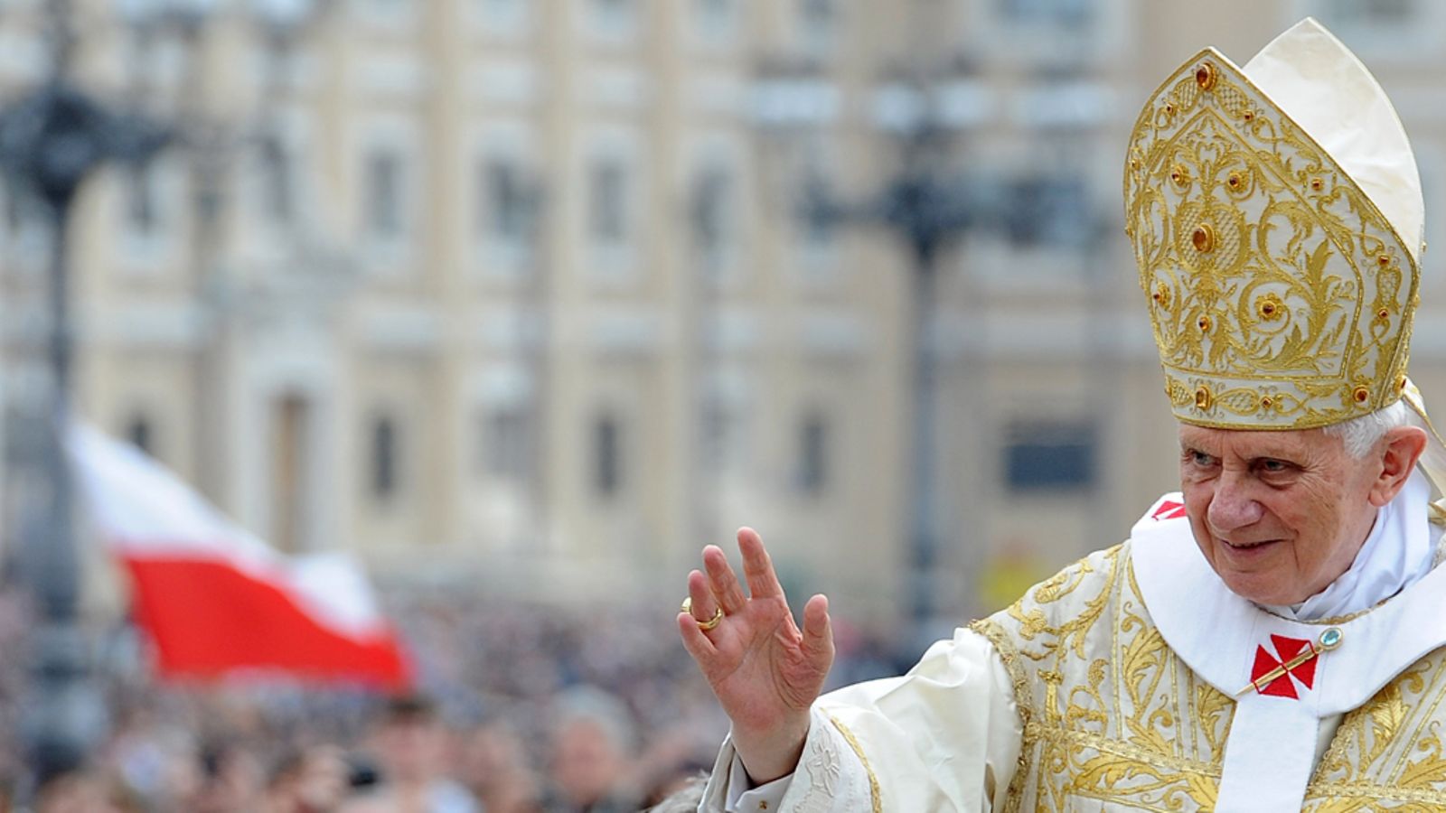 Paavi Benedictus XVI on kehottanut pääsiäispuheessaan Euroopan maita ottamaan vastaan pakolaiset, jotka pakenevat Pohjois-Afrikan taisteluja. Kuva Vatikaanista 24.4.2011.