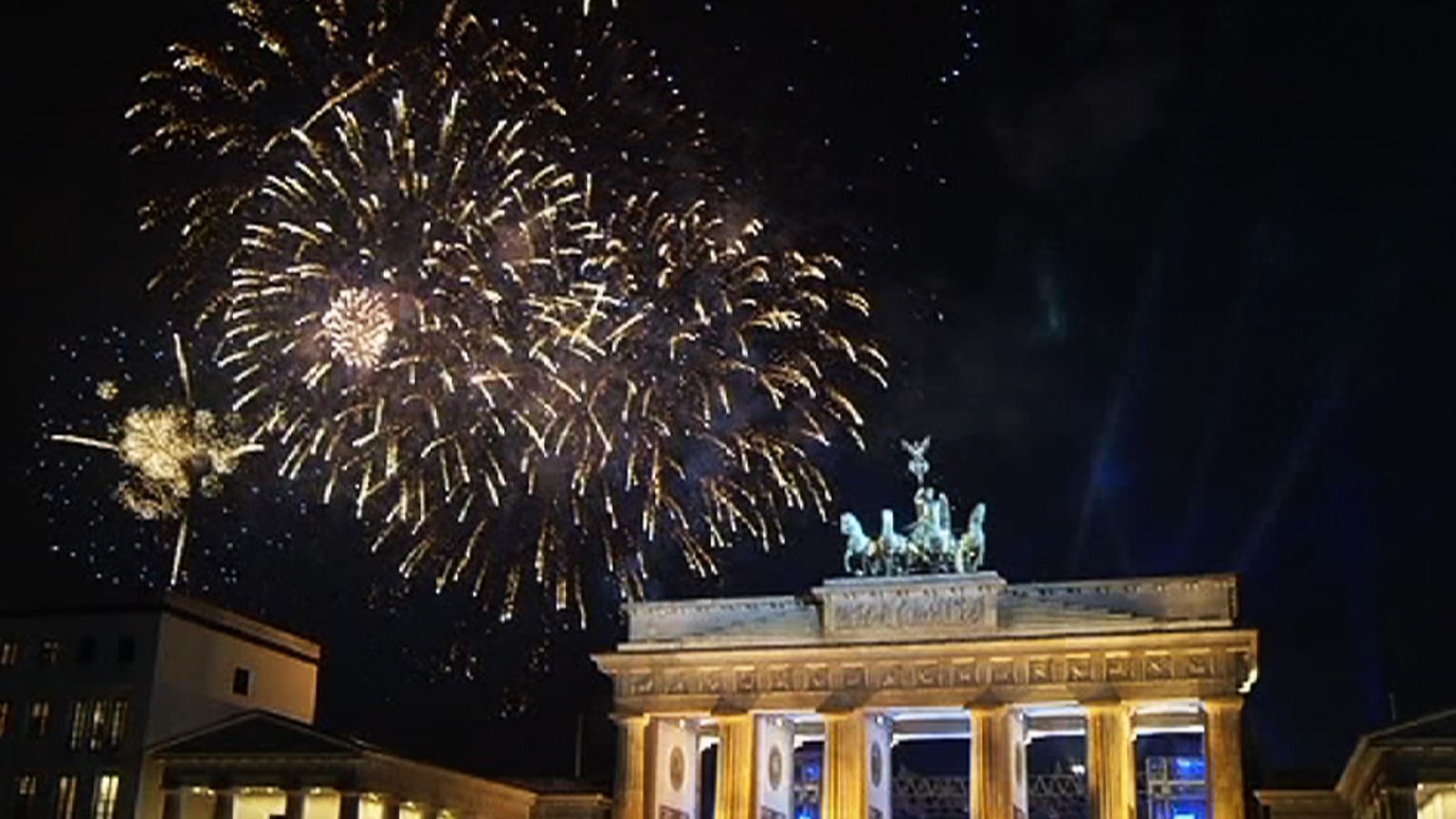 Berliiniläiset juhlivat uuttavuotta Brandenburgin portin edustalla.