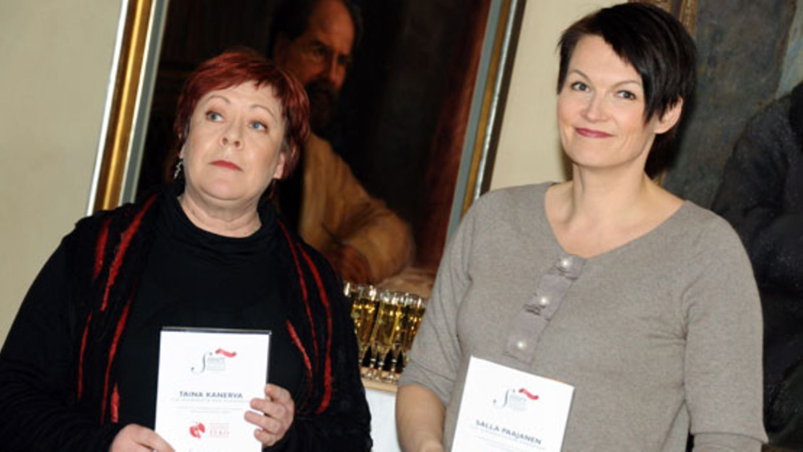 Vuoden journalistinen teko -kategorian ehdokas, työryhmän edustajat Taina Kanerva (vas.) ja Salla Paajanen YLE, Ajankohtaisen kakkosen "Homoilta") Suuren Journalistipalkinnon voittajaehdokkaiden julkistustilaisuudessa Helsingissä 15. helmikuuta 2011.