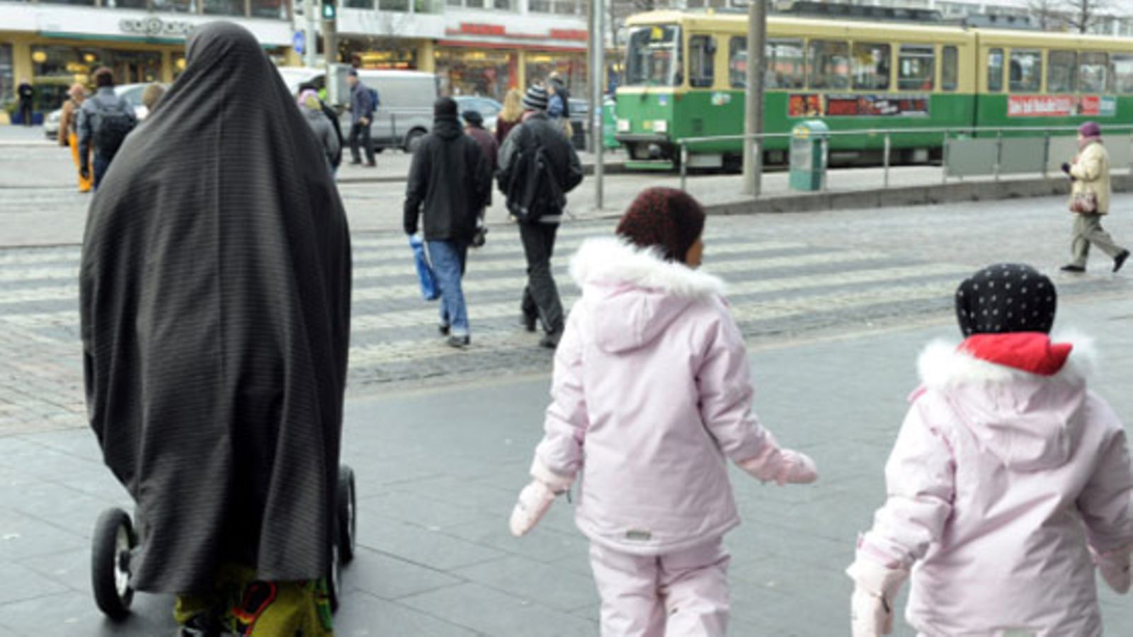 Hunnutettu nainen ja lapset Helsingissä 2. marraskuuta 2009