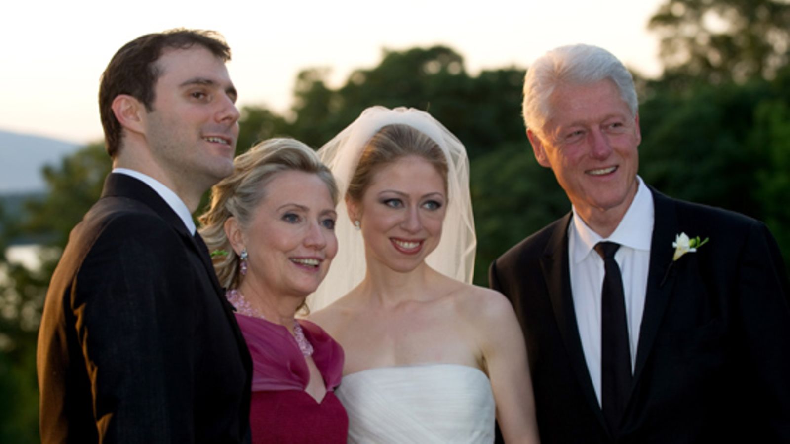 Chelsea Clinton avioitui pitkäaikaisen poikaystävänsä kanssa.