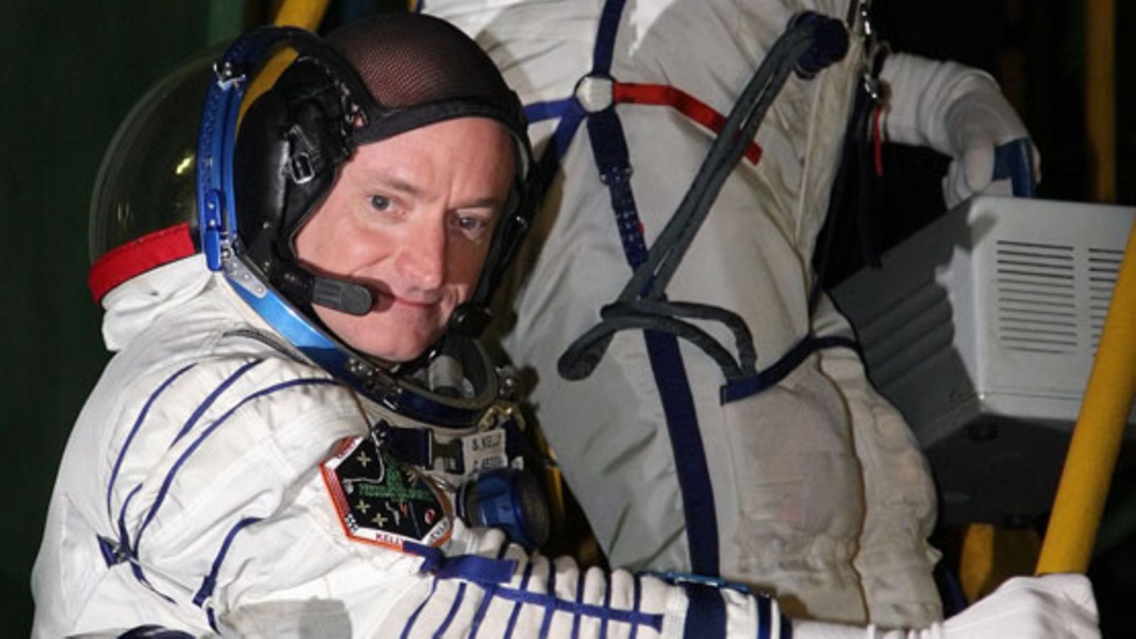 Amerikkalainen astronautti Scott Kelly nousemassa Sojuz-avaruusalukseen 8.10.2010. (EPA)