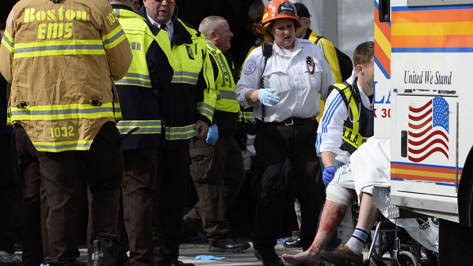 Loukkaantuneita siirrettiin ambulanssiin Bostonissa.
