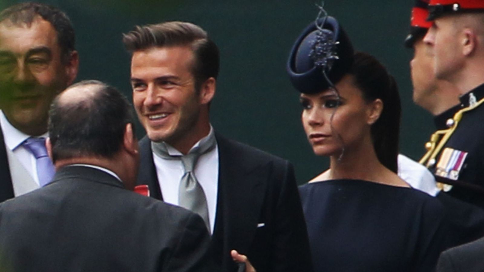 David ja Victoria Beckham saapuivat kirkkoon. EPA