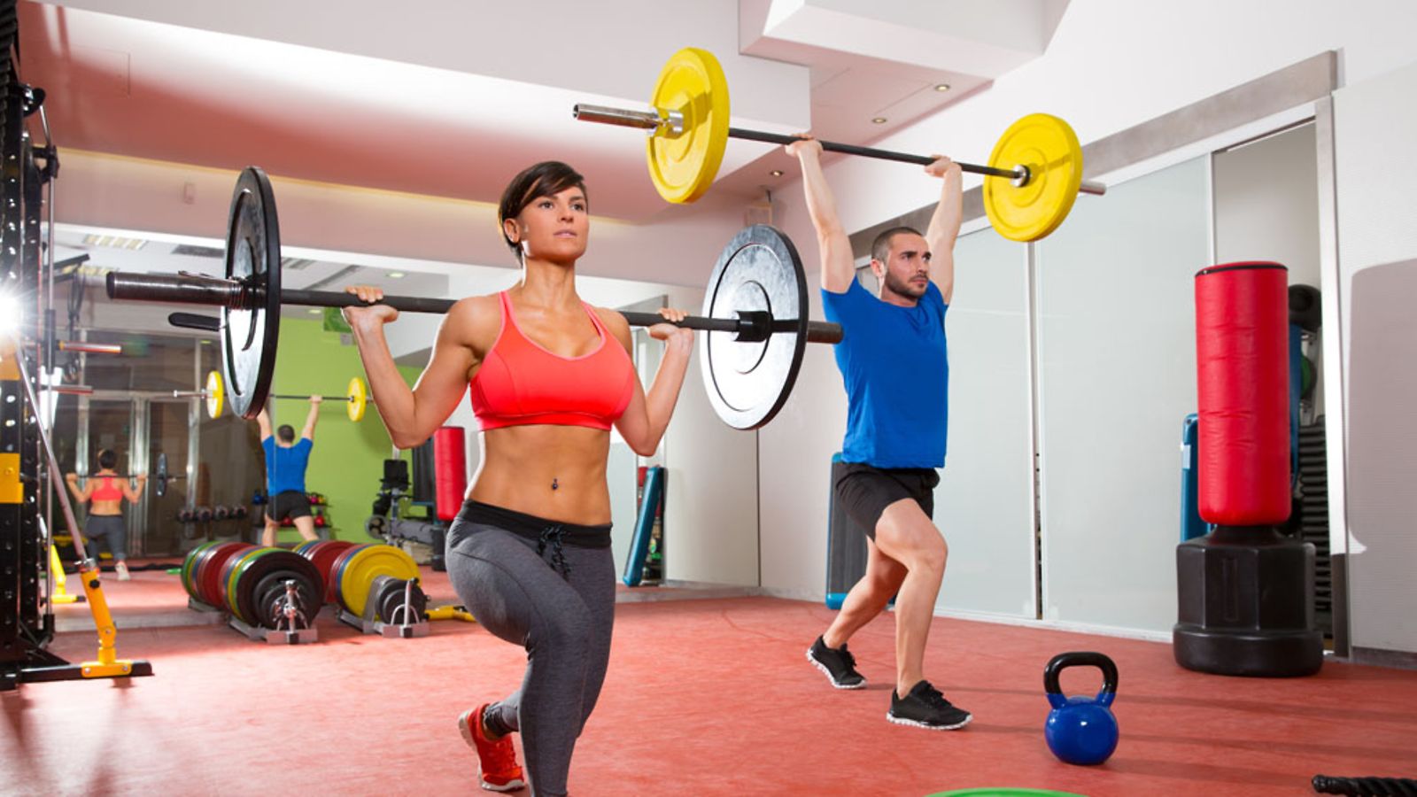 Crossfitissä miehet ja naiset treenaavat samassa ryhmässä