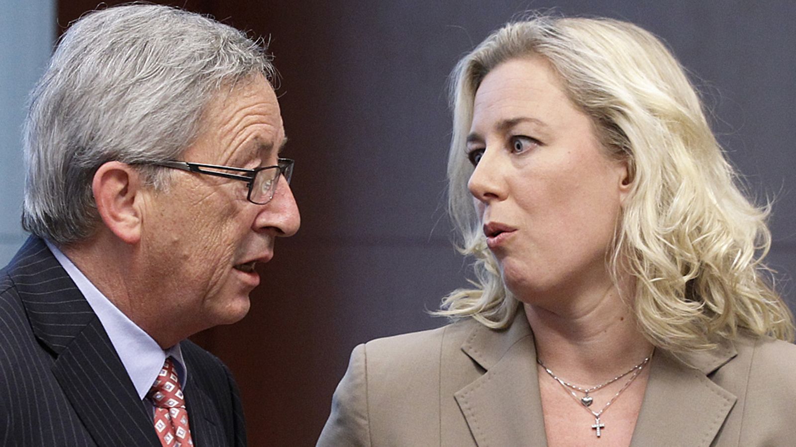 Euroryhmän puheenjohtaja Jean-Claude Juncker keskusteli valtiovarainministeri Jutta Urpilaisen (sd) kanssa ennen euroryhmän kokouksen alkua 9.7.2012.