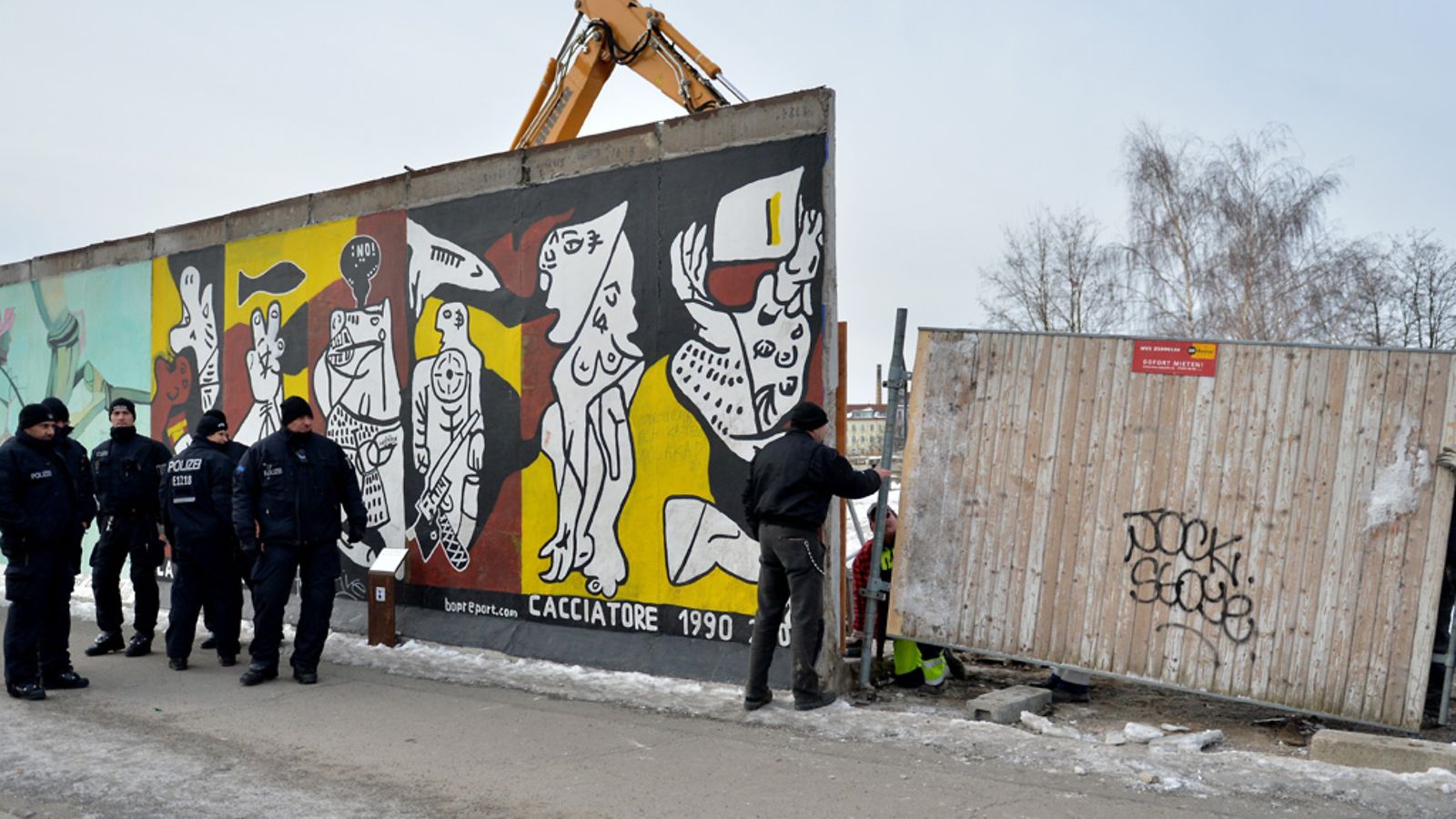 Muurin kohtalosta käydään kovaa kamppailua.