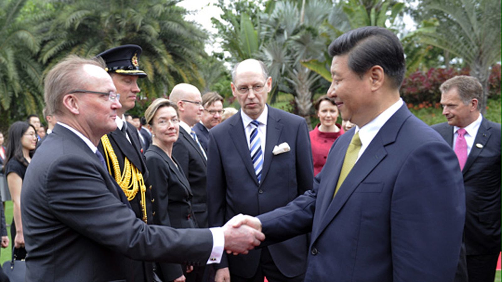 Kiinan uusi presidentti Xi Jinping kättelee Koneen hallituksen puheenjohtajaa Antti Herliniä presidentti Niinistön Kiinan-matkan aikana. 6.4.2013