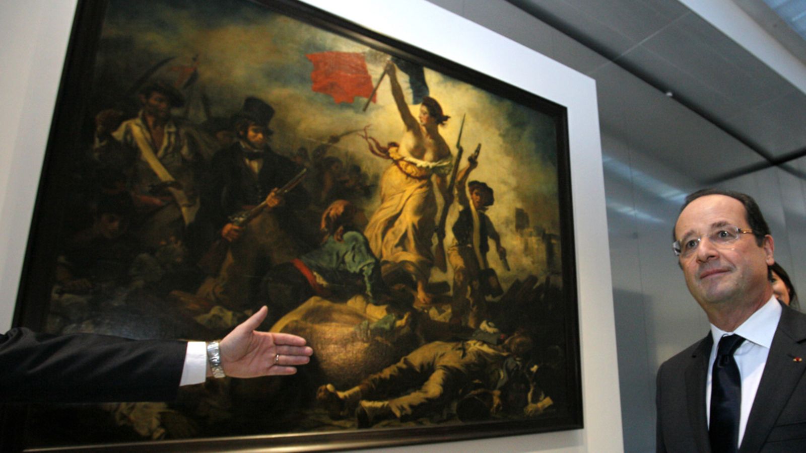Eugene Delacroix'n maalaukseen Vapaus johtaa kansaa -maalaus töhrittiin eilen. Kuvassa taulu Louvre-Lens museon avajaisissa 4. joulukuuta 2012.
