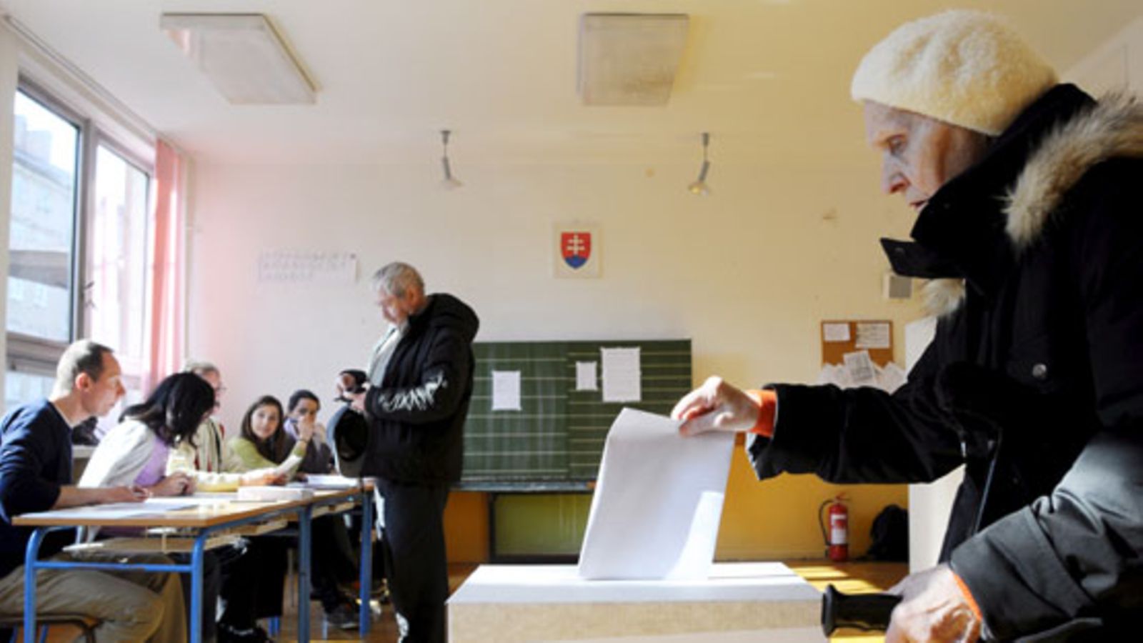 Noin 50 prosenttia äänioikeutetuista äänesti Slovakian presidentinvaaleissa 21.3.2009. EPA