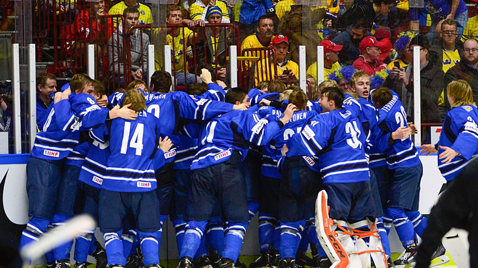 Nuoret Leijonat juhlii MM-kultaa.