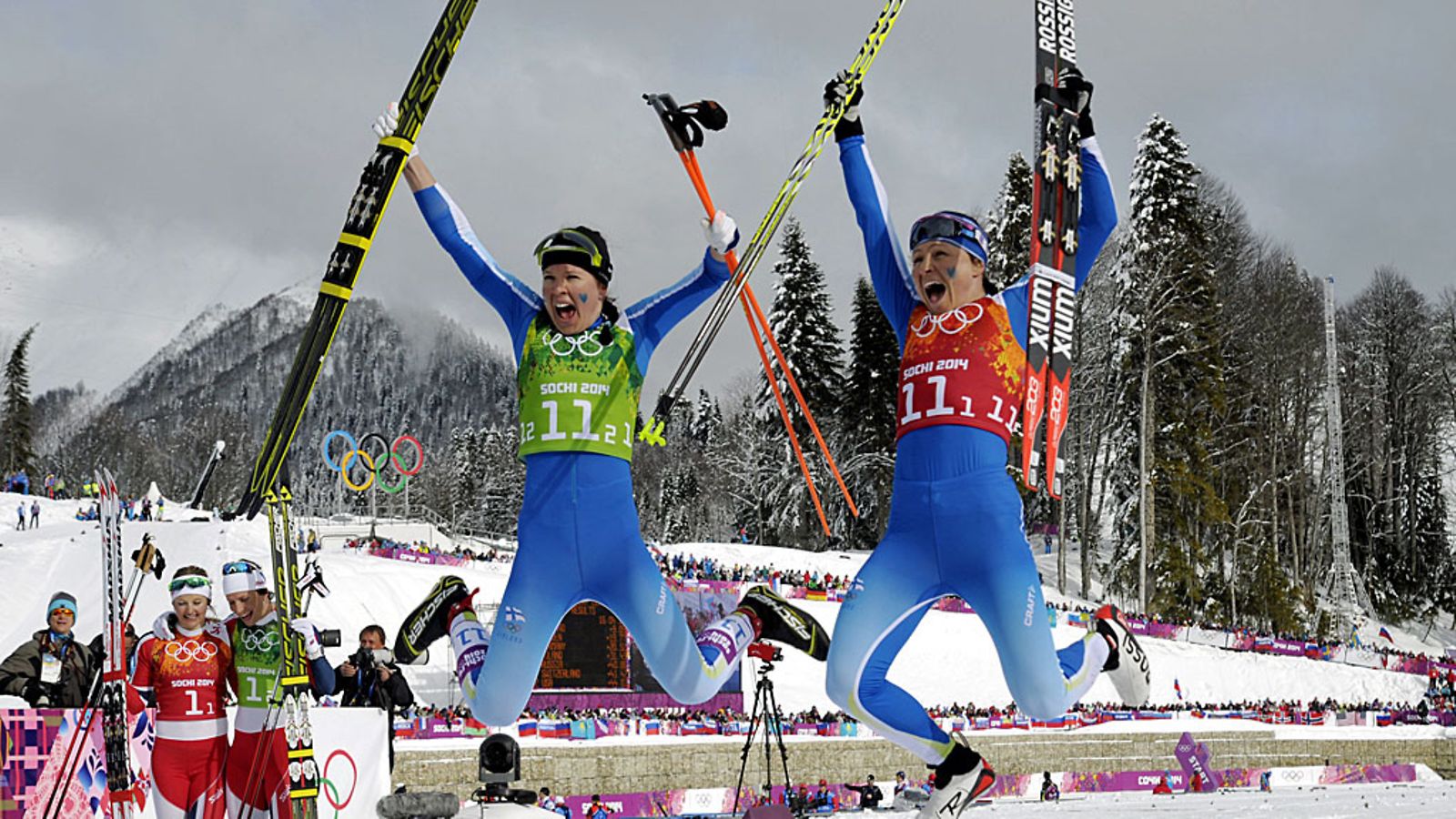 Kerttu Niskanen ja Aino-Kaisa Saarinen juhlivat olympiahopeaa