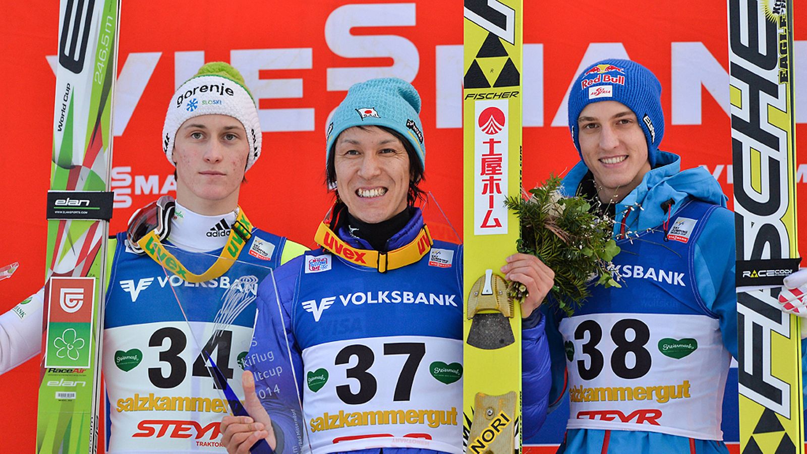 Peter Prevc, Noriaki Kasai ja Gregor Schlierenzauer Kulmin palkintokorokkeella.
