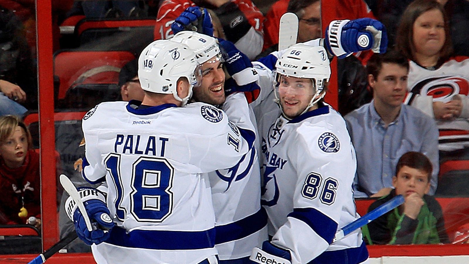 Mark Barberio (kesk.) juhlii ensimmäistä NHL-maaliaan