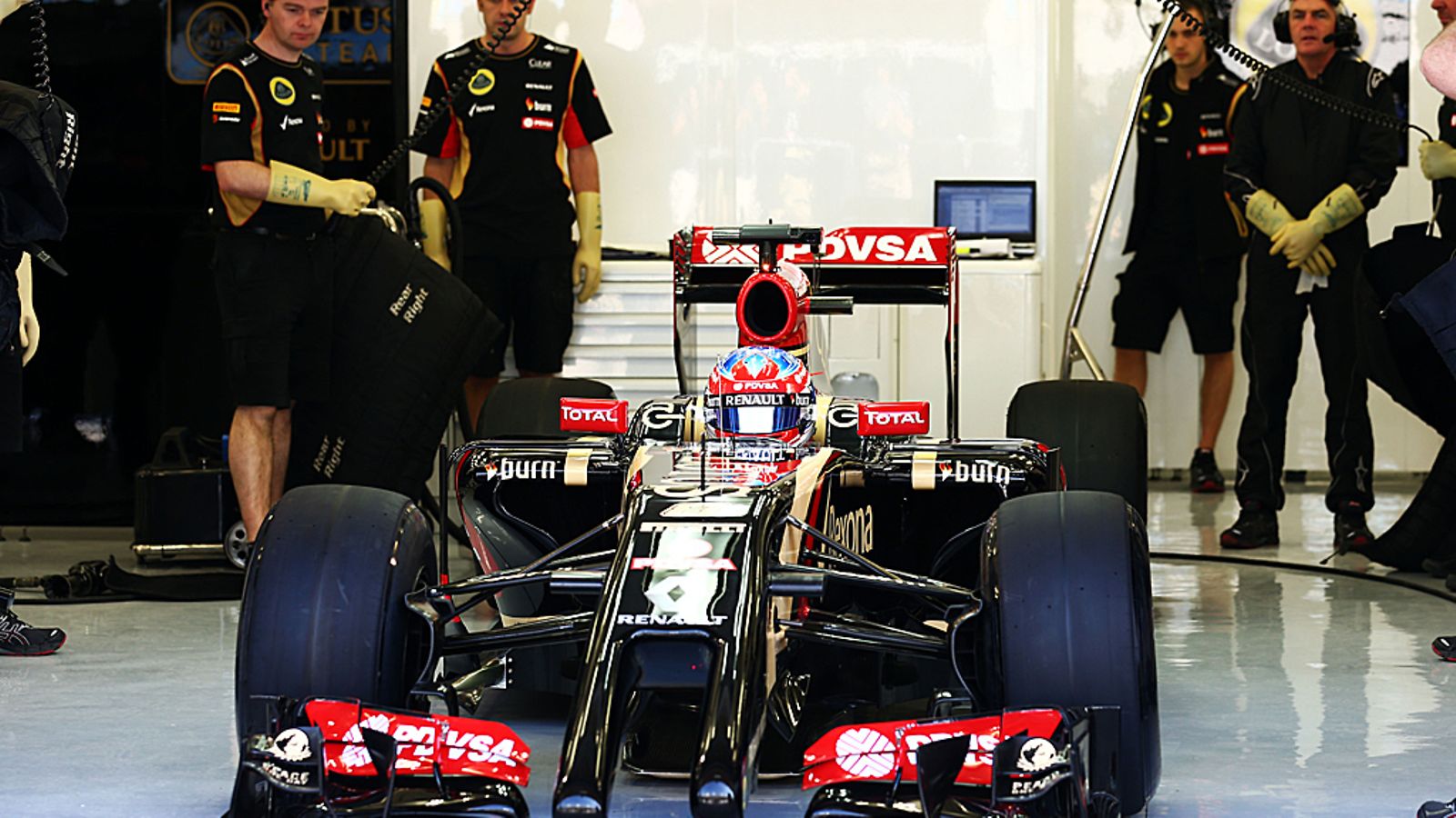 Lotus E22:n ensiesiintyminen radalla Bahrainin talvitesteissä.
