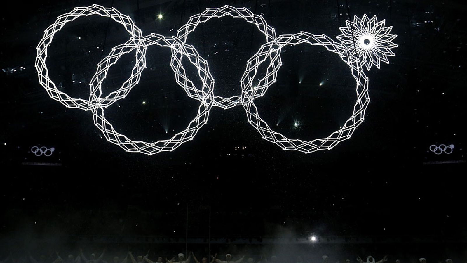 Sotshin avajaisten olympiarenkaat jäivät javaiksi, kun yksi renkaista ei auennut.