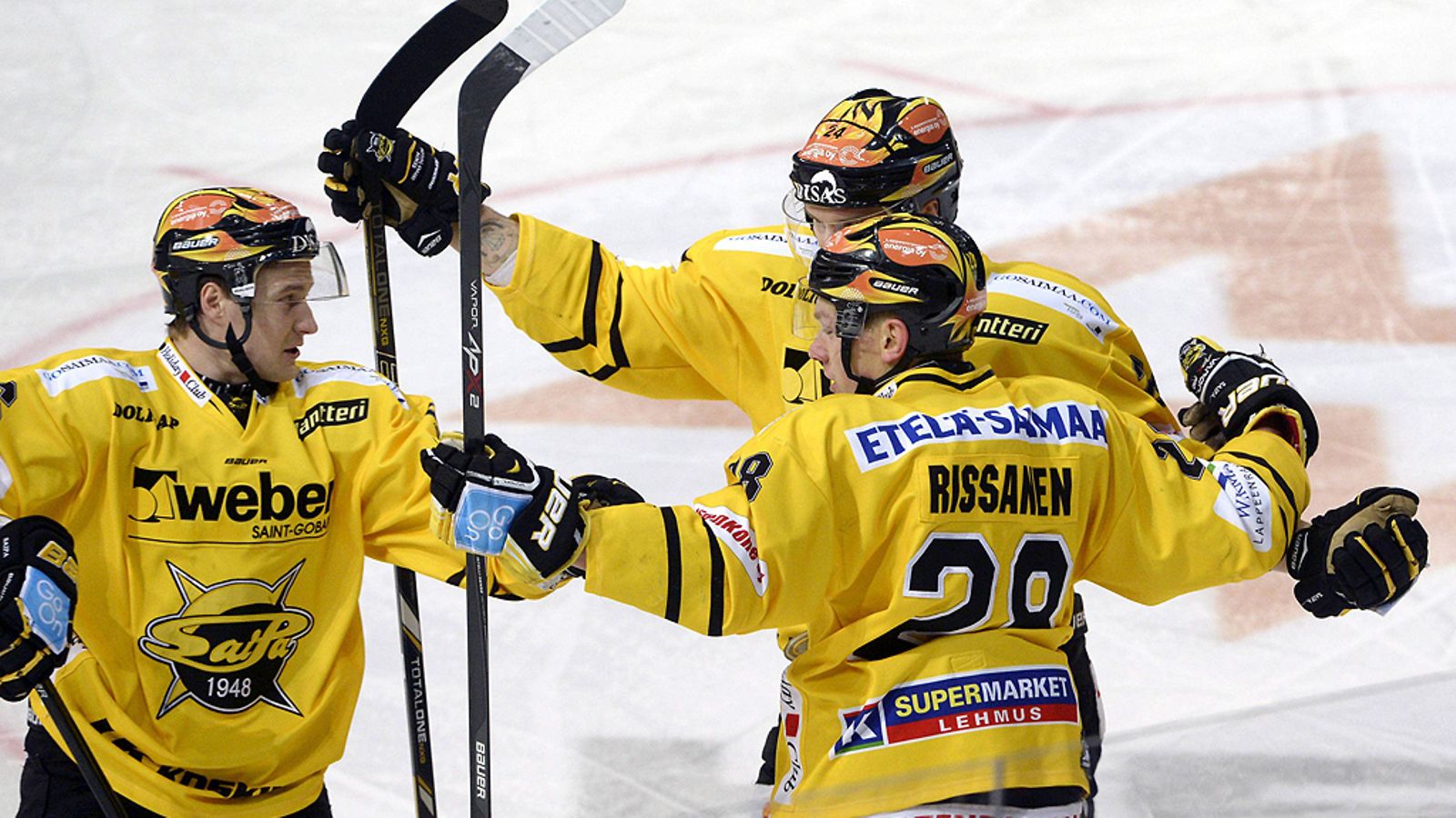 Lauri Taipalus, Olavi Vauhkonen ja Jaakko Rissanen tuulettavat maalia.