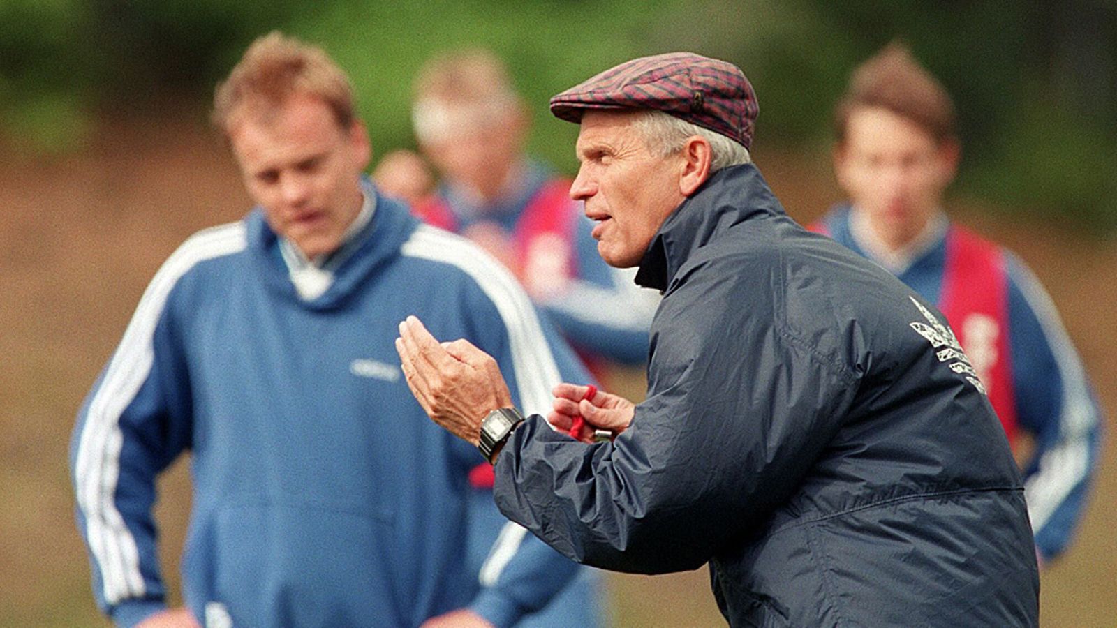 Richard Möller-Nielsen ja Mixu Paatelainen (taustalla) maajoukkueen harjoituksissa 1998.