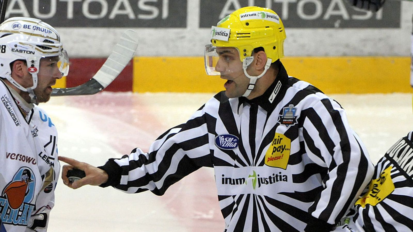 Timo Favorin tuomaroi vuonna 2009.