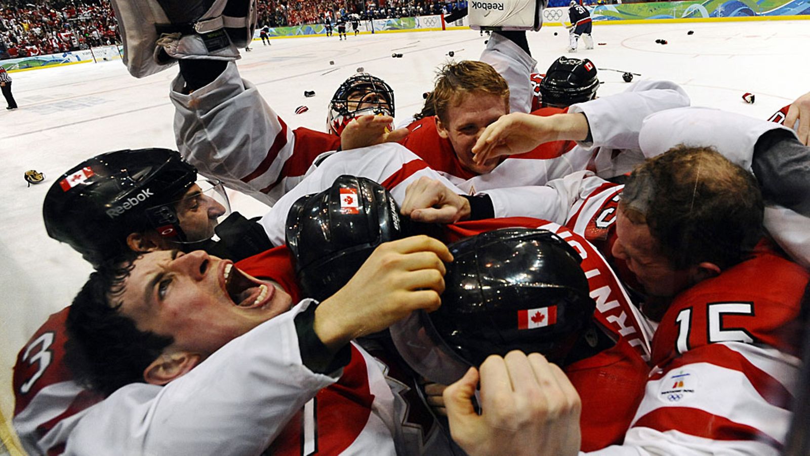Kanada juhli olympiakultaa Vancouverin olympialaisissa. Finaalin ratkaisi Sidney Crosby (vas.).