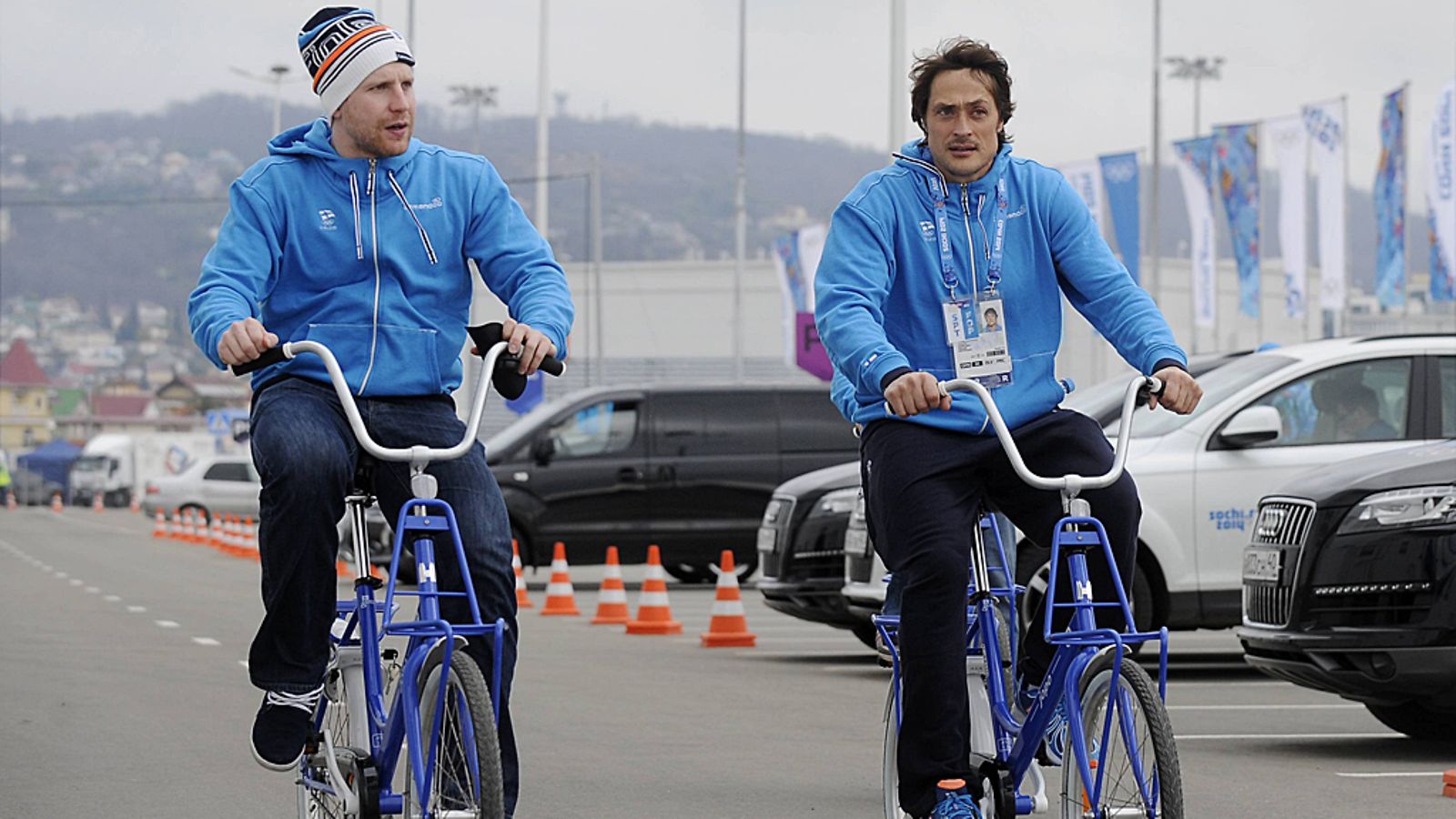 Leo Komarov ja Teemu Selänne olympiajopojen sarvissa.