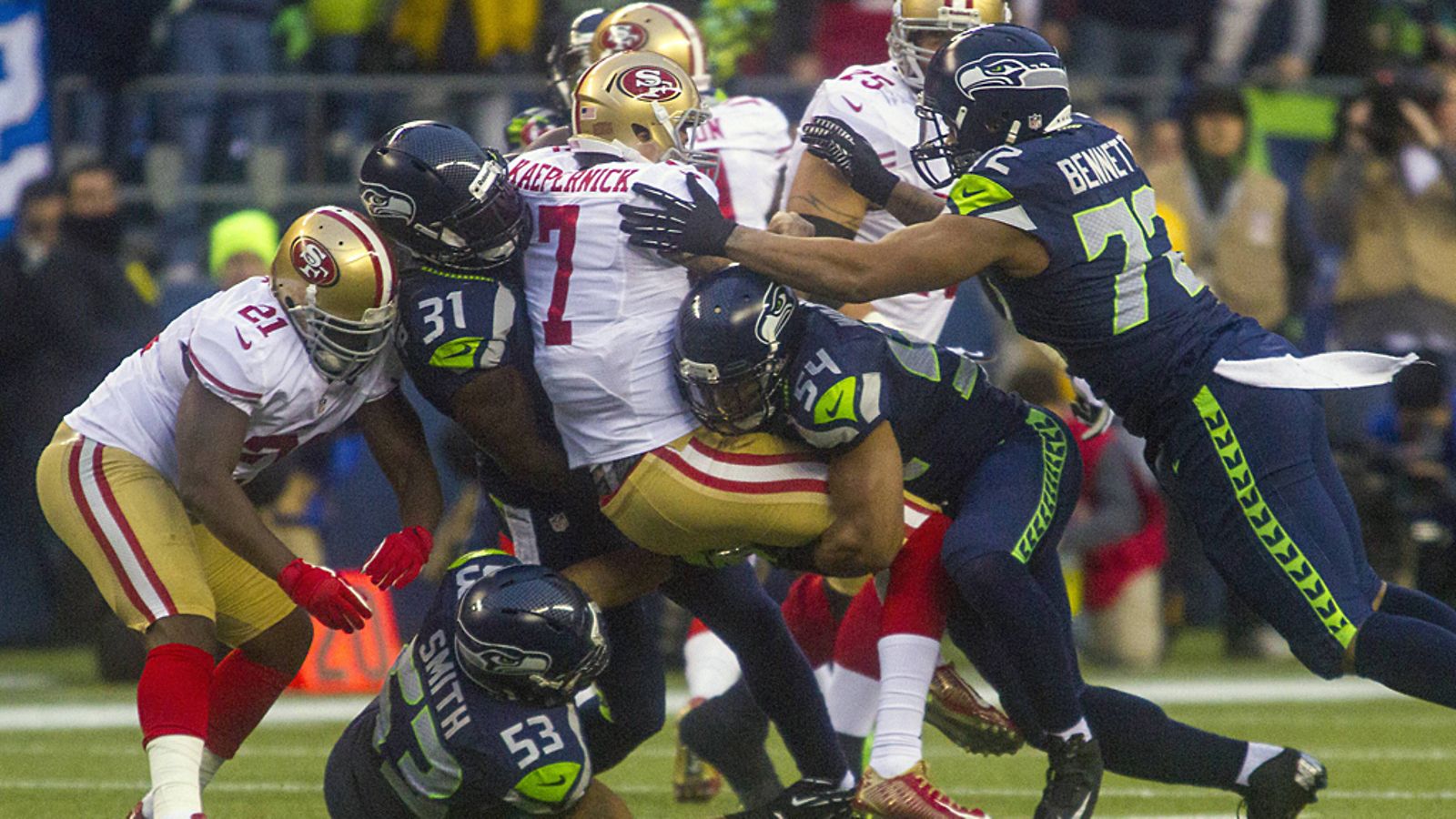Seattle Seahawksin puolustus San Francisco 49ersin pelinrakentaja Colin Kaepernickin kimpussa.
