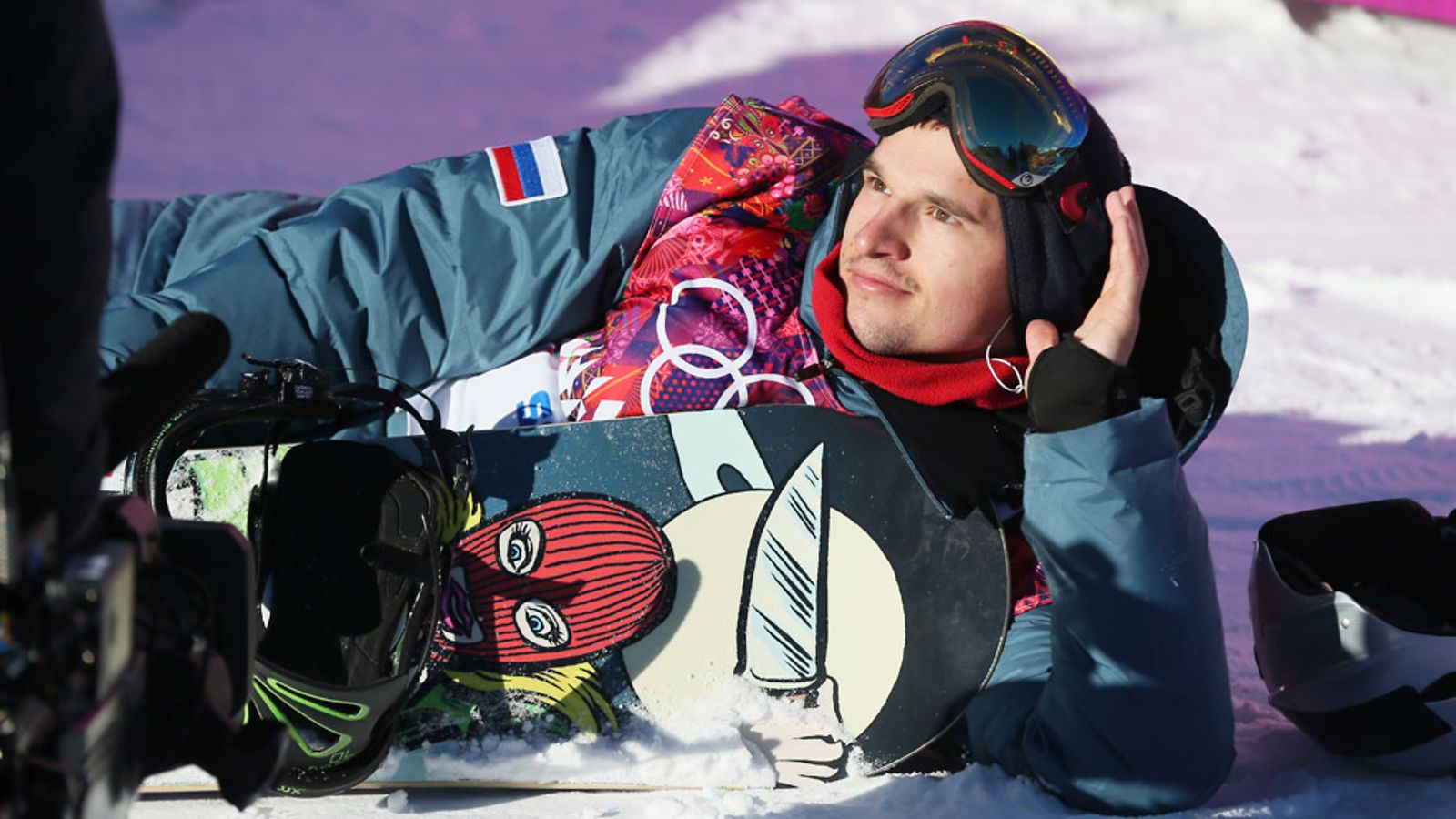 Aleksei Sobolev poseerasi lumilautansa kanssa torstain karsinnassa.