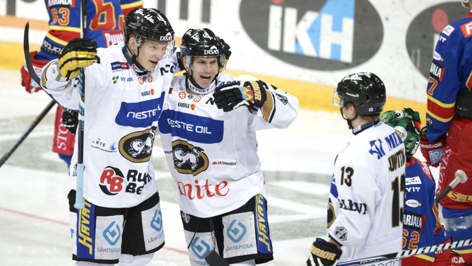 Kärppien Joonas Kemppainen (vas.), Joonas Donskoi ja Julius Junttila juhlivat Kemppaisen tekemää avausmaalia jääkiekon Liigan ottelussa Jokerit vs Kärpät Helsingissä 2. joulukuuta 2013.
