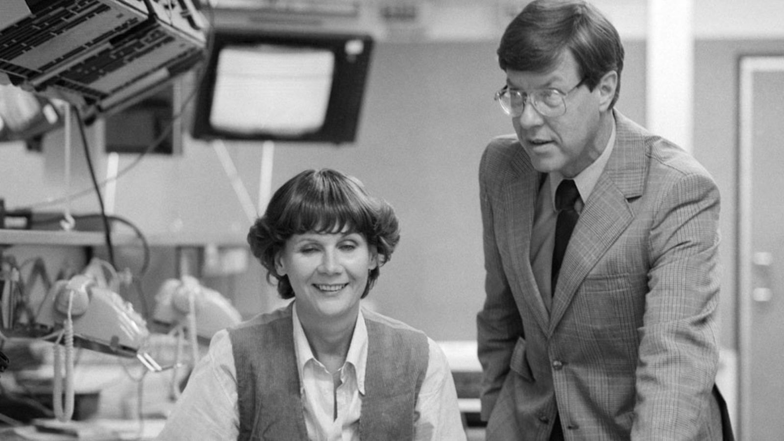 MTV:n uutisankkurit Pirkko Arstila ja Kai Linden työnsäääressä 10. elokuuta 1981.