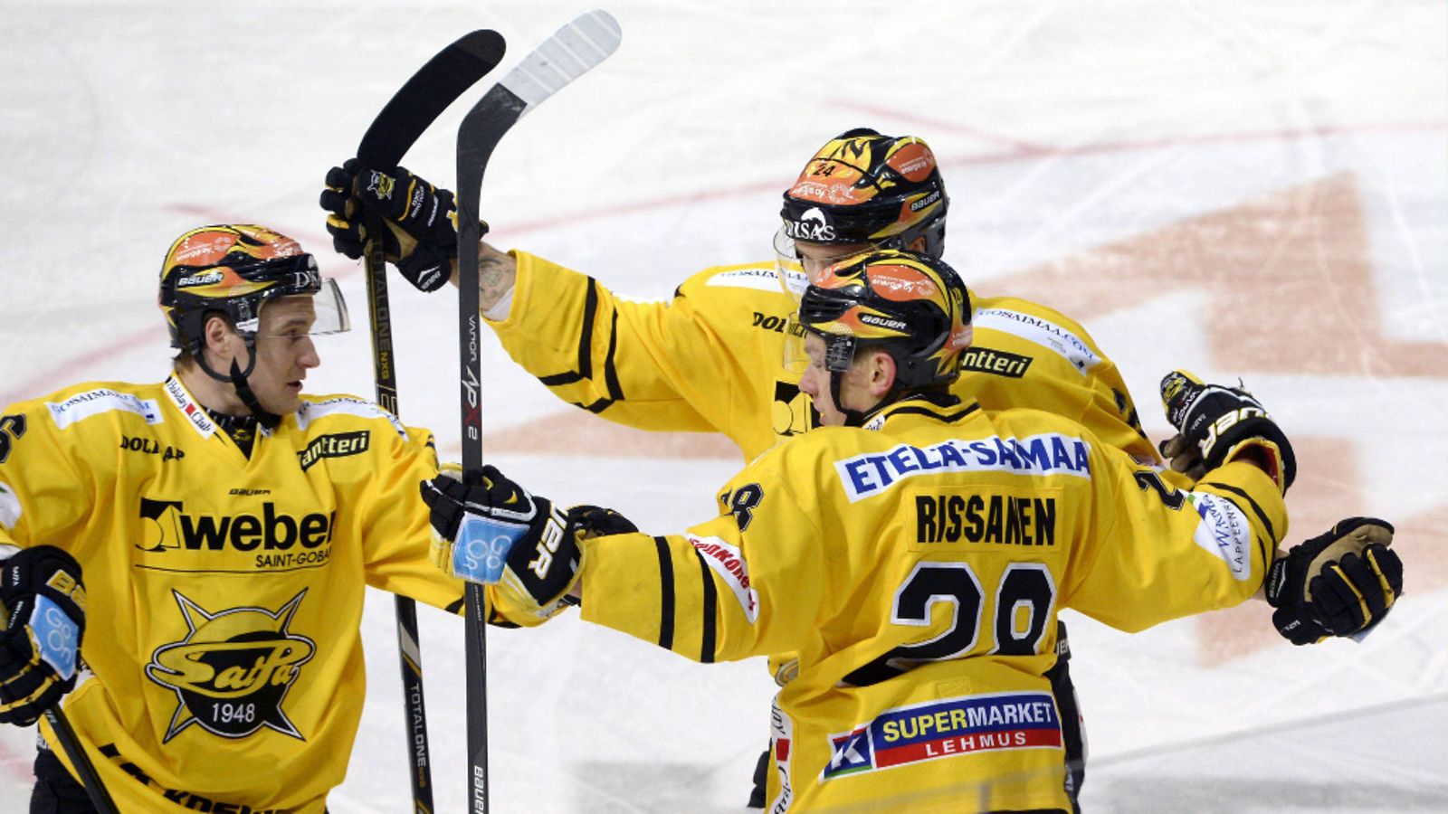 SaiPan pelaajat Lauri Taipalus (vas.) ja Olavi Vauhkonen juhlivat Jaakko Rissasen (oik.) kanssa Rissasen tekemää 0-1 -maalia jääkiekon Liigan ottelussa Jokerit vs SaiPa Helsingissä 7. tammikuuta 2014.