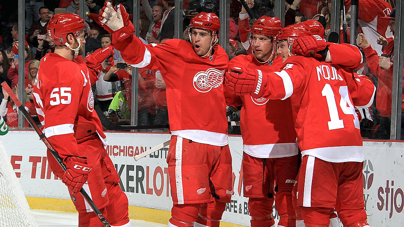 Detroit juhlii Niklas Kronwallin (vas.) maalia.