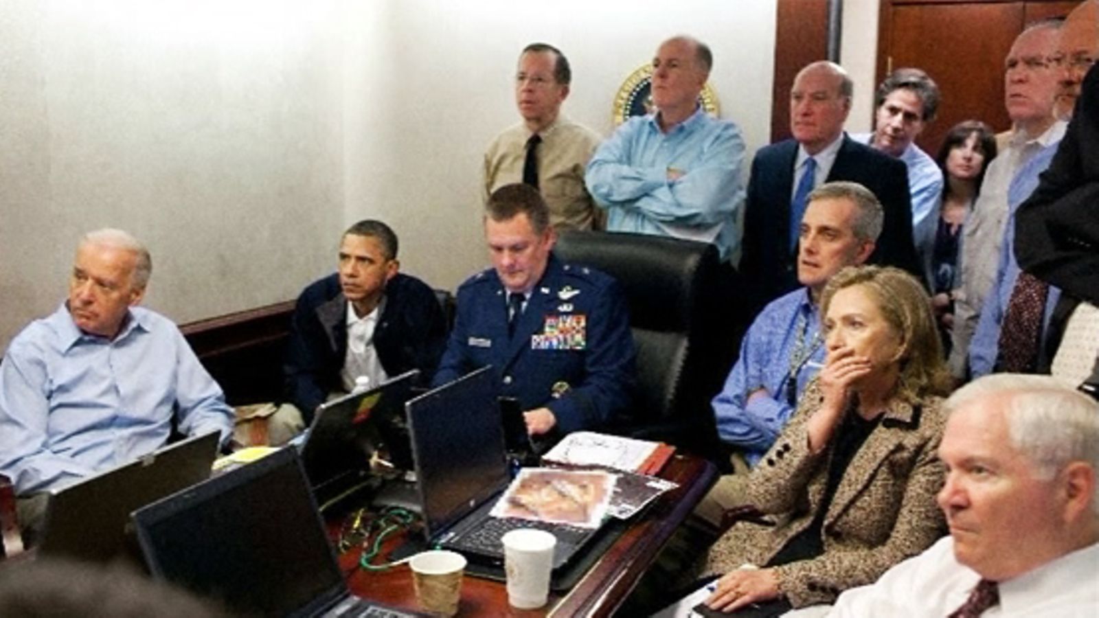 Presidentti Barack Obama, ulkoministeri Hillary Clinton ja varapresidentti Joe Biden seuraavat iskua Valkoisessa talossa.