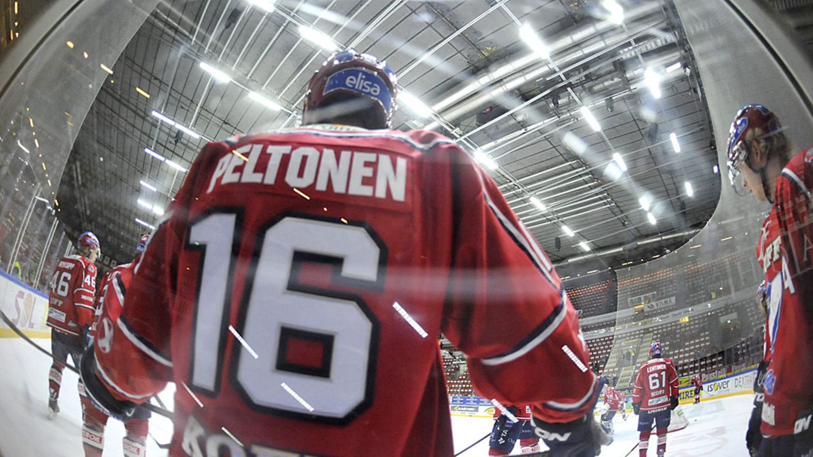 Ville Peltonen valvoo HIFK:n alkulämmittelyä.