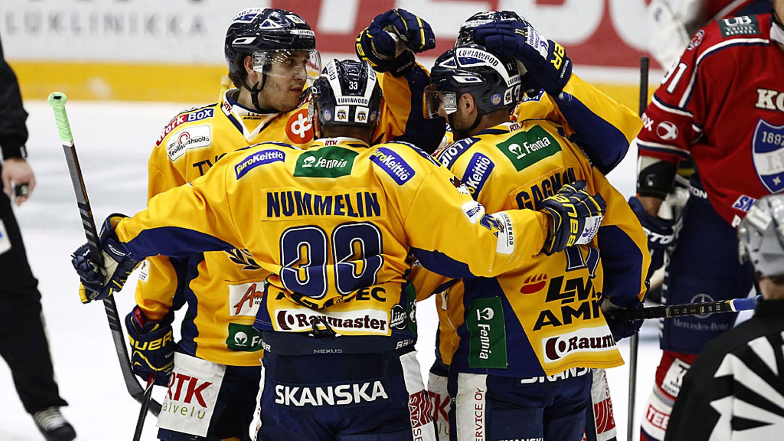 Lukko riemuitsee Aaron Gagnonin maalin jälkeen.