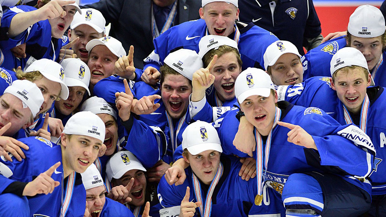 Nuoret Leijonat juhlimassa MM-kultaa.