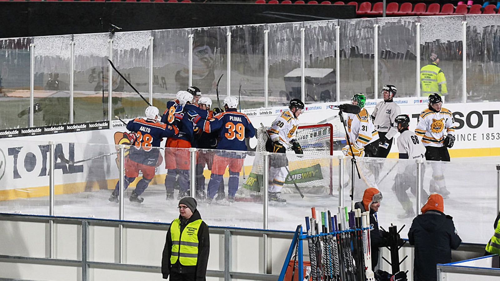 Pekka Saravo on vienyt Tapparan 1-0-johtoon.