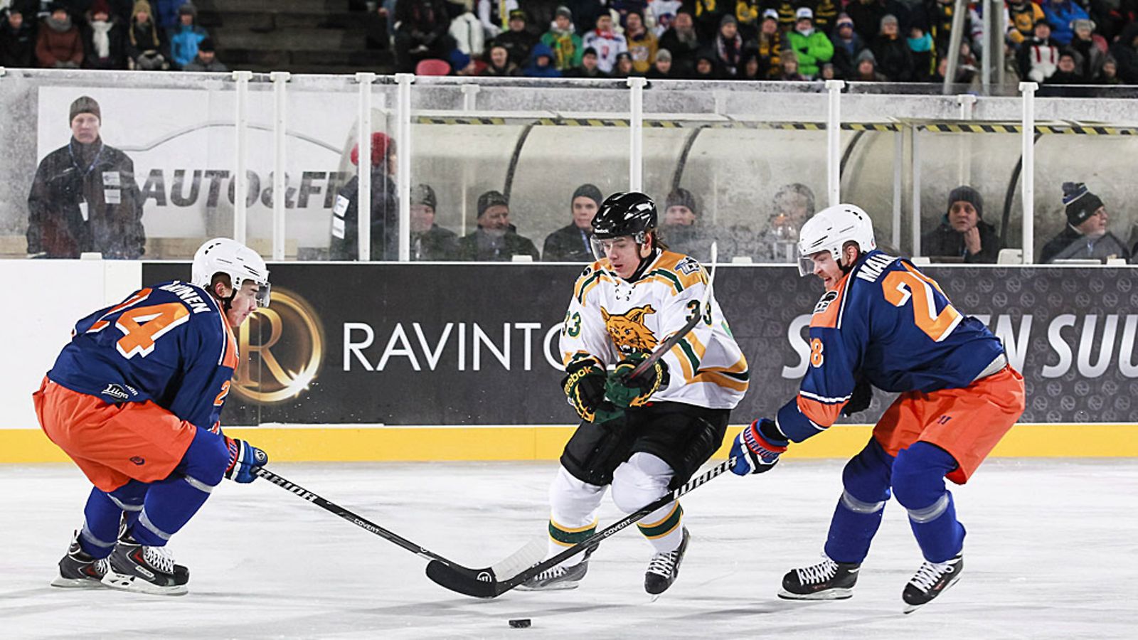 Ilveksen Juuso Rajala yrittää Tappara-puolustuksen läpi.