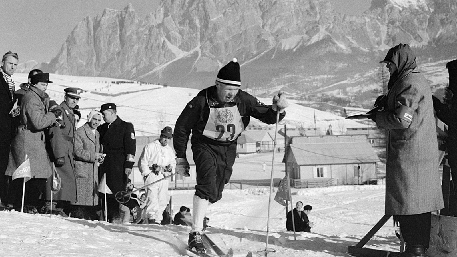 Eero Kolehmainen Cortinan talviolympialaisten maisemissa 1956.
