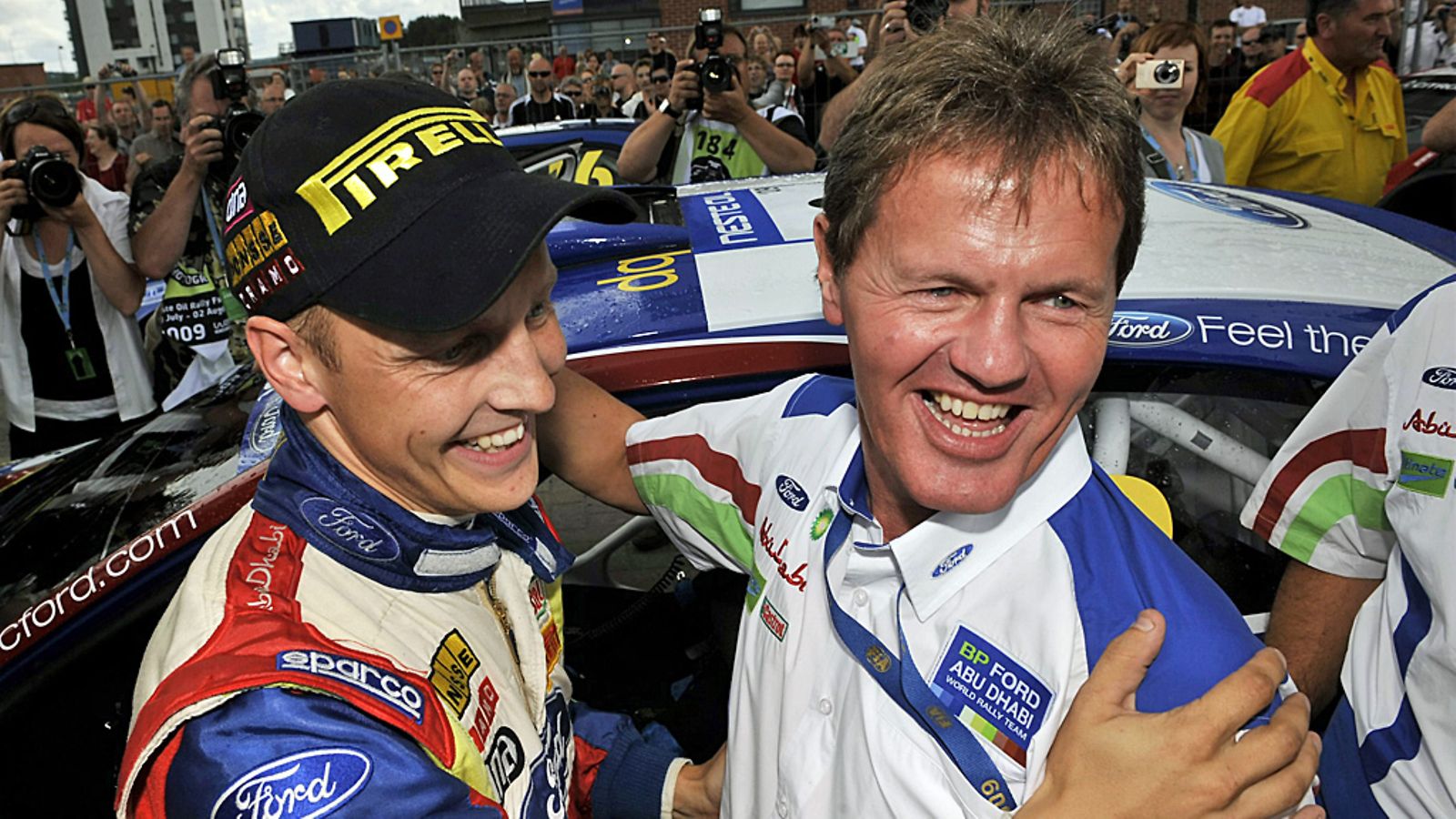Mikko Hirvonen ja Malcolm Wilson juhlivat Suomen MM-rallin voittoa yhdessä vuonna 2009.