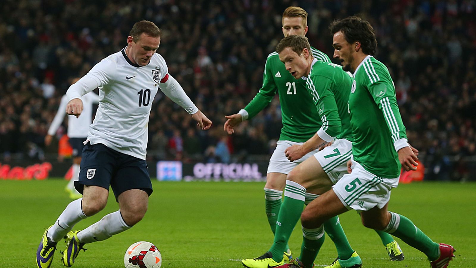 Englanti ja Saksa saattavat kohdata jo MM-kisojen alkulohkossa. Kuvassa Wayne Rooney pallon kanssa.