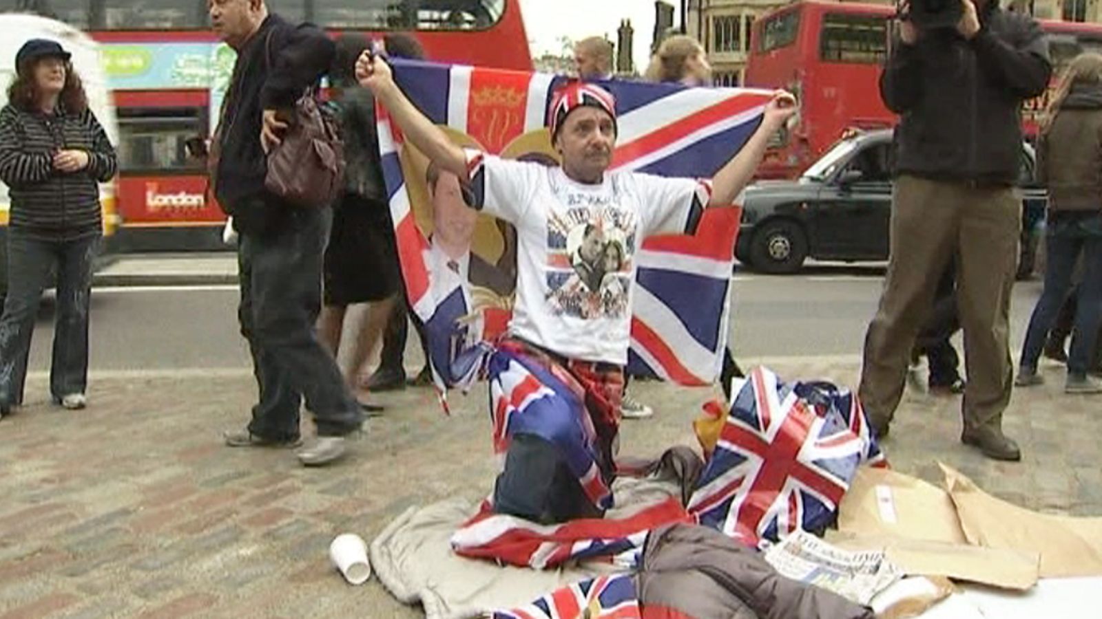 Ensimmäiset Williamin ja Katen fanit ovat leiriytyneet Westminster Abbeyn edustalle.