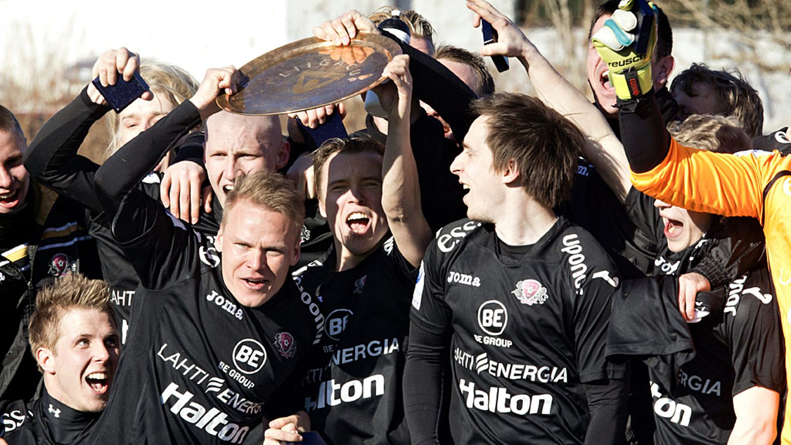 FC Lahti juhli Liigacupin voittoa viime keväänä.