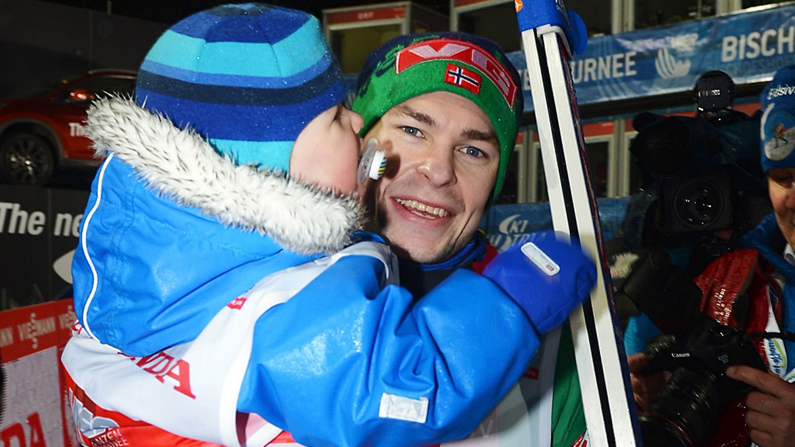 Anders Jacobsen lapsensa kanssa Bischofshofenissa tammikuussa 2013.
