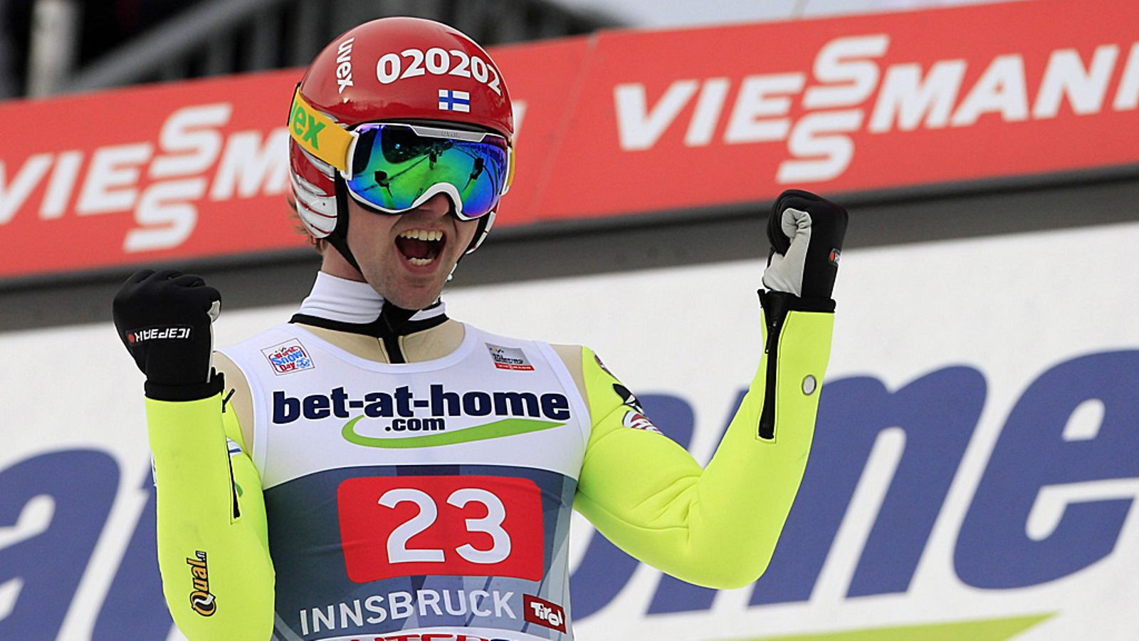 Anssi Koivuranta tuulettaa Innsbruckissa.