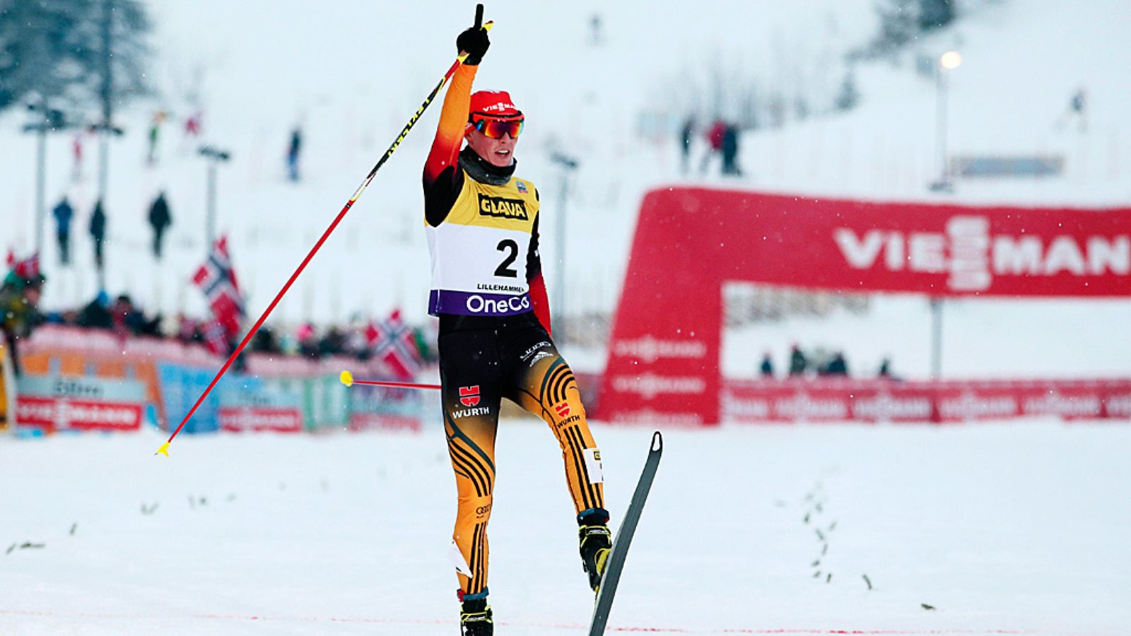 Eric Frenzel tuulettaa voittoaan Lillehammerissa.