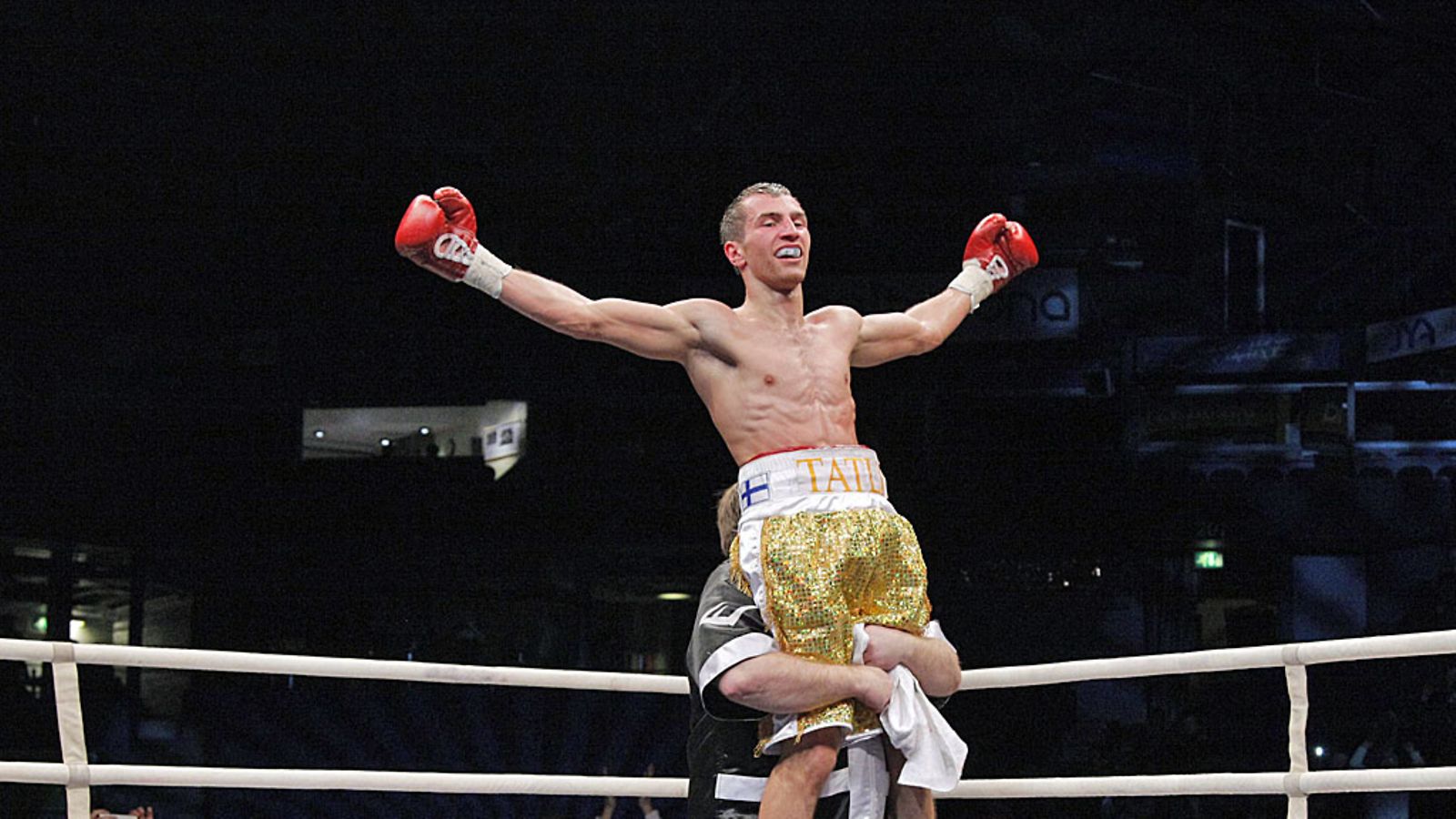 Edis Tatli juhli oitettuaan nyrkkeilyn WBA-liiton kevyen sarjan Intercontinental-mestaruuden lyömällä hallitsevan mestarin, Dominikaanisen tasavallan Felix Loran.