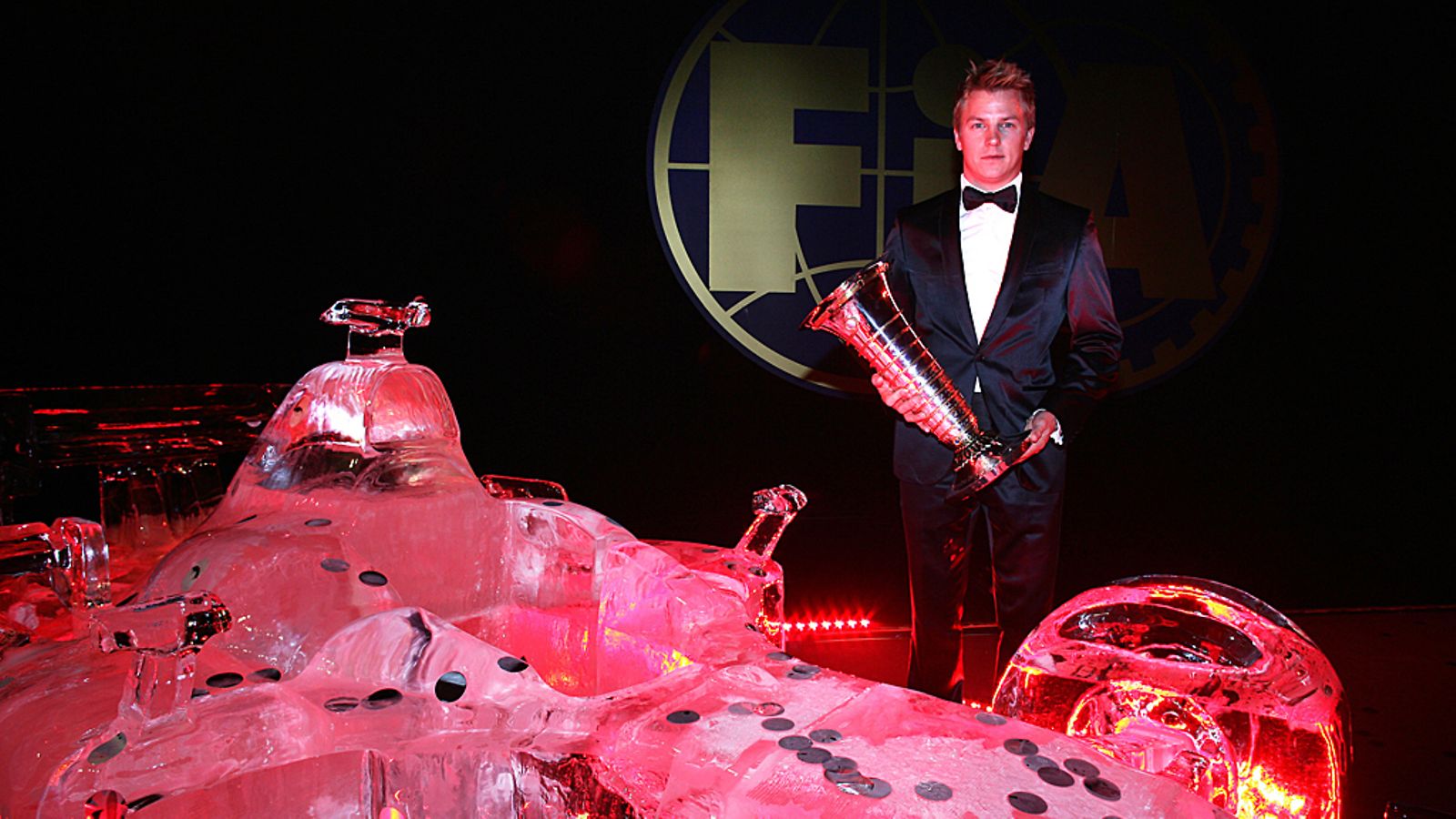 Kimi Räikkönen ja 2007 F1-maailmanmestarin palkinto.