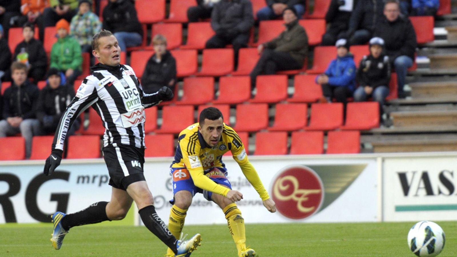 HJK:n Erfan Zeneli ja VPS:n Jesper Engström (vas) jalkapalloliigan ottelussa VPS-HJK