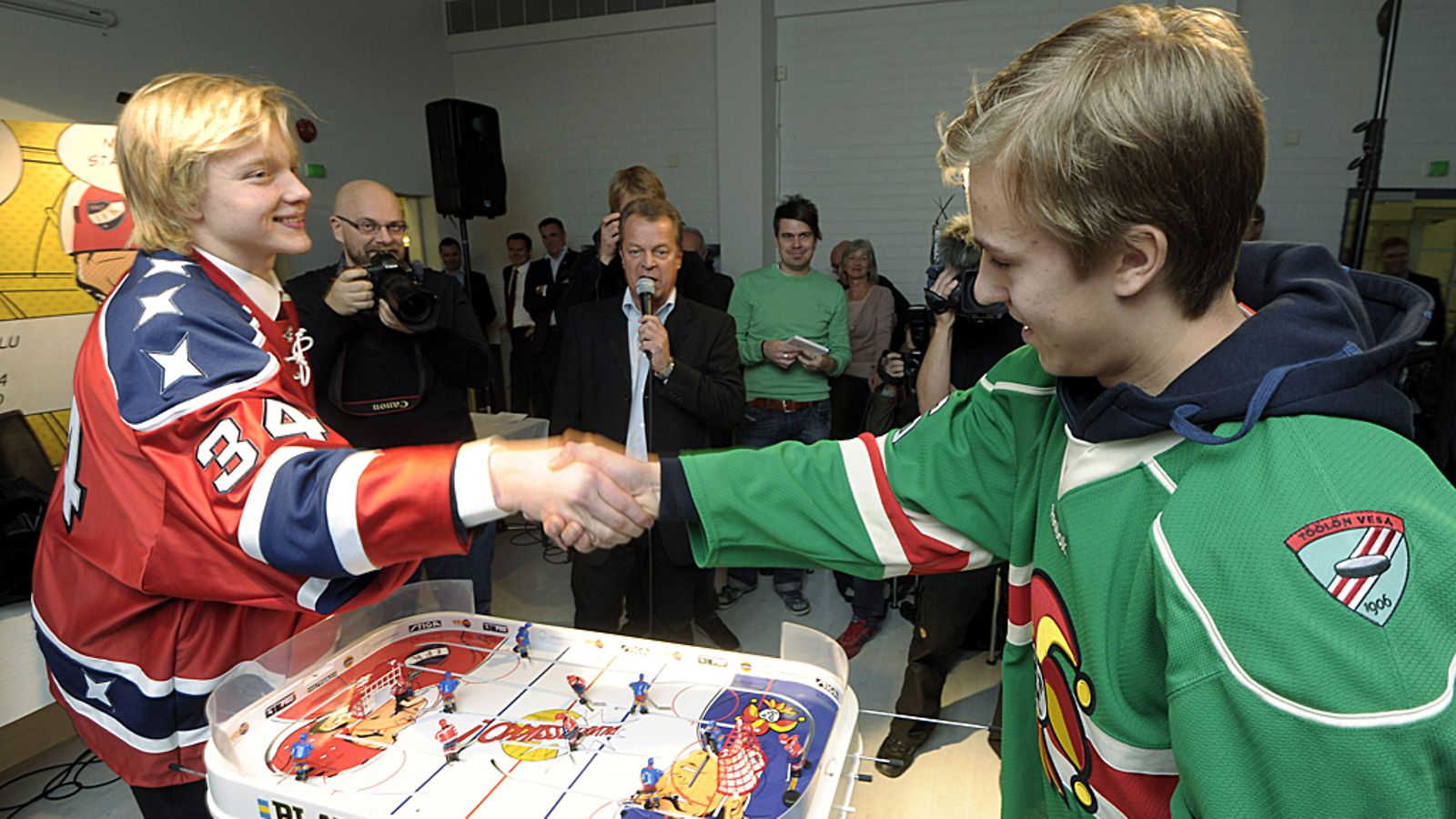 HIFK:n Ville Husso ja Jokerien Teuvo Teräväinen ratkaisivat Talviklassikon pukuhuoneiden valinnan pöytälätkäottelulla.